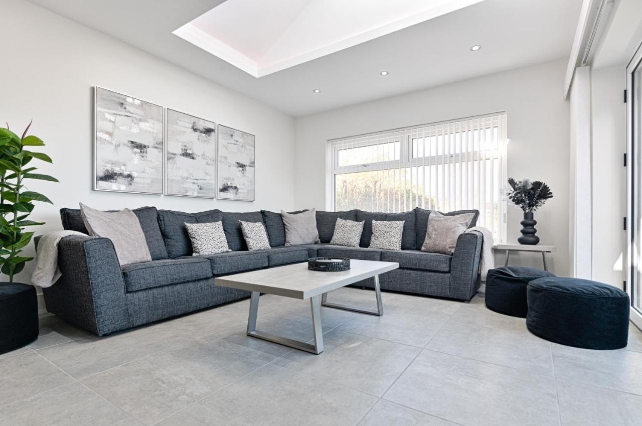 Luxury Property With Hot Tub And Sea Views Oystermouth Exterior photo