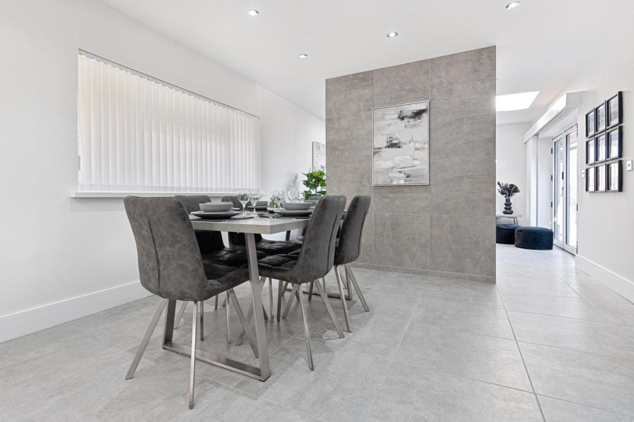 Luxury Property With Hot Tub And Sea Views Oystermouth Exterior photo