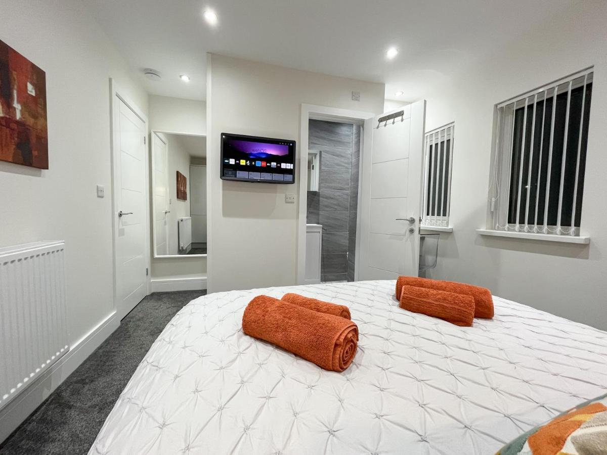 Luxury Property With Hot Tub And Sea Views Oystermouth Exterior photo